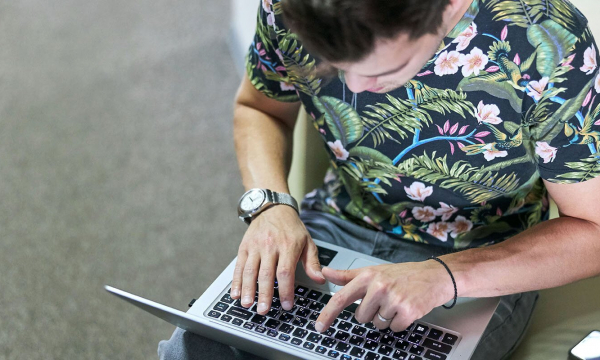 Эксперты рассказали о стандартных фразах, которые используют мошенники в мессенджерах